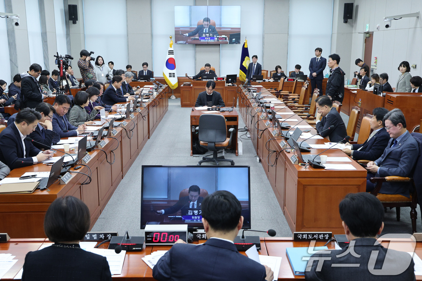 (서울=뉴스1) 신웅수 기자 = 김병기 위원장이 3일 서울 여의도 국회에서 열린 국회운영위원회에서 전체회의에서 국회법 일부개정안을 통과시키고 있다. 2025.12.3/뉴스1