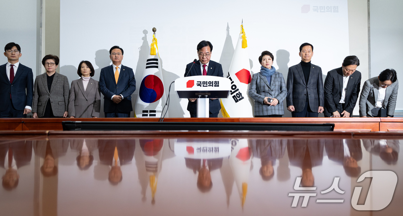 (서울=뉴스1) 유승관 기자 = 송언석 국민의힘 원내대표가 3일 서울 여의도 국회에서 기자회견을 마친 후 인사하고 있다. 2025.12.3/뉴스1