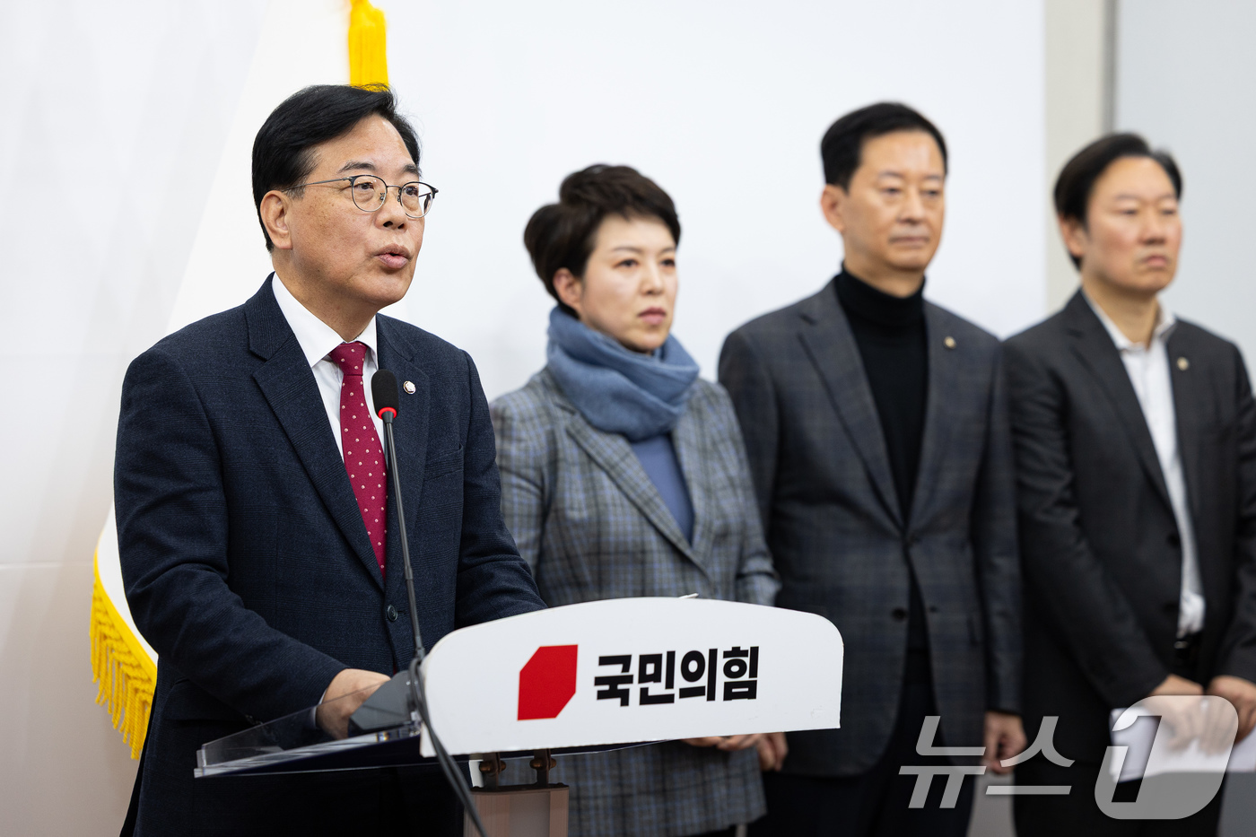 (서울=뉴스1) 유승관 기자 = 송언석 국민의힘 원내대표가 3일 서울 여의도 국회에서 기자회견을 하고 있다. 2025.12.3/뉴스1