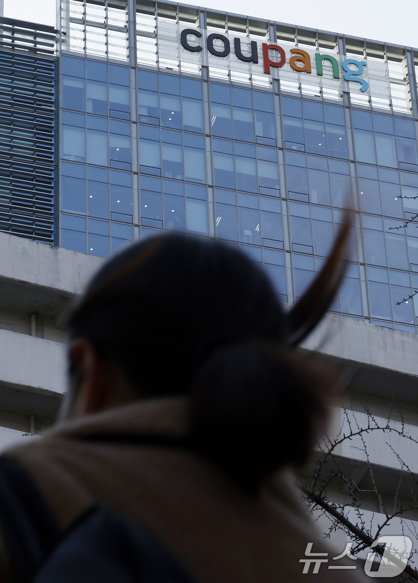 (서울=뉴스1) 박정호 기자 = 국내 최대 이커머스 업체 쿠팡에서 경제활동인구 2969만 명을 넘어서는 역대 최대 규모인 3370만 개의 고객 계정 정보 유출 사고가 발생, 1조 …