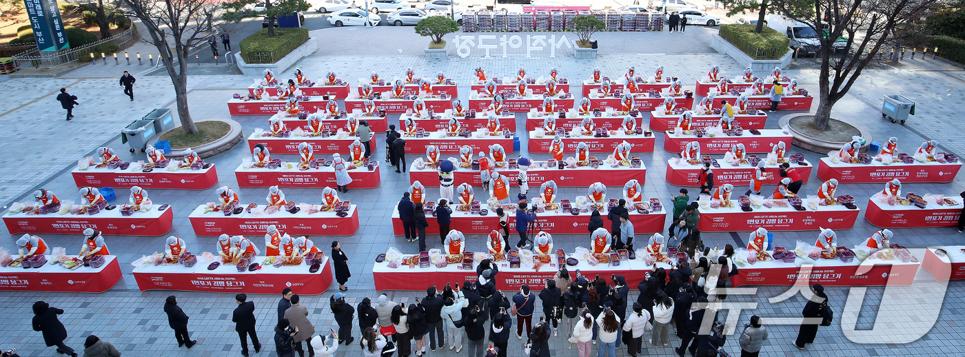 (부산=뉴스1) 윤일지 기자 = 3일 오전 부산 동래구 사직야구장 광장에서 열린 '2025 롯데 사랑 나눔 프로젝트 1만 포기 김장 담그기' 행사에서 부산지역 롯데그룹 21개 계열 …