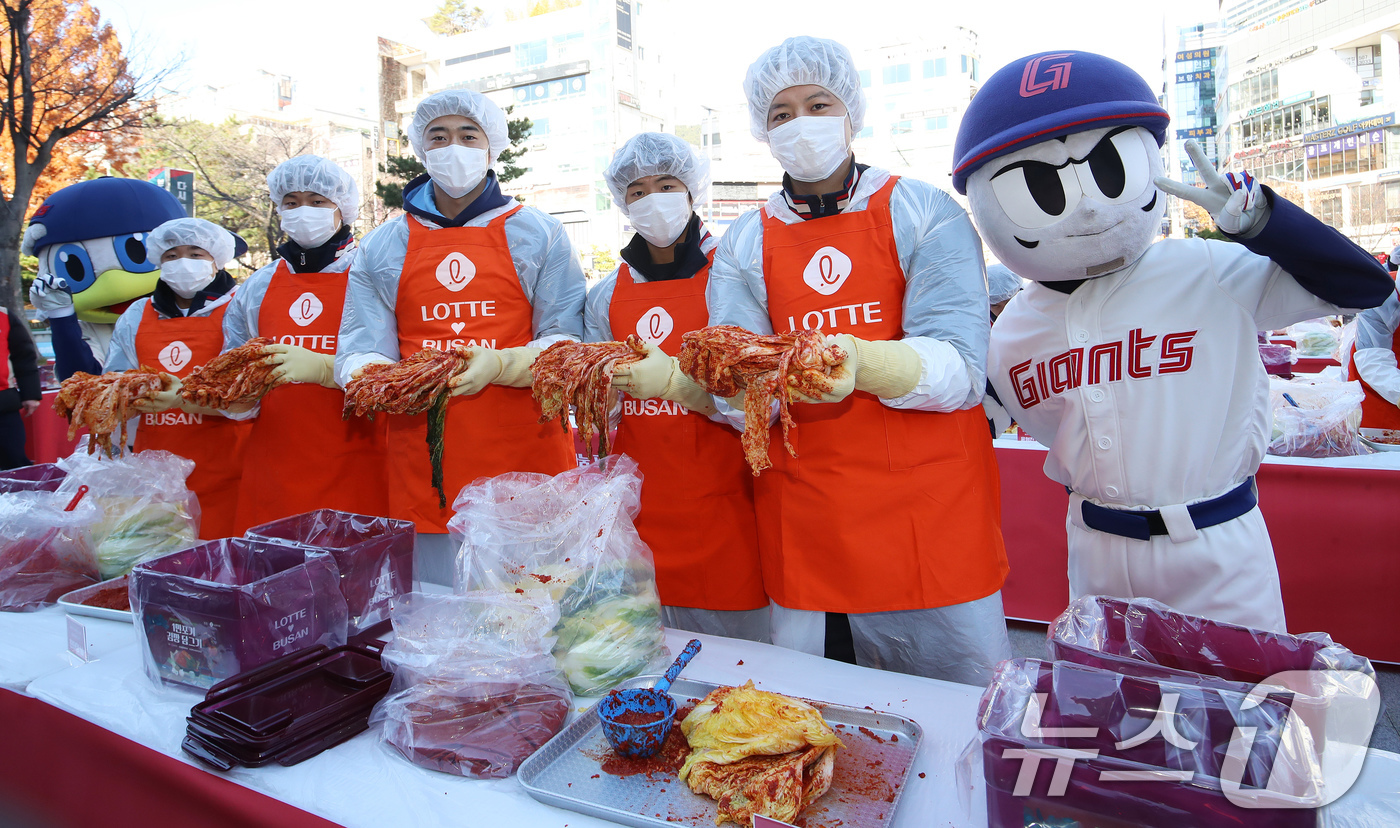 (부산=뉴스1) 윤일지 기자 = 롯데 자이언츠 김원중(오른쪽부터), 한태양, 윤성빈, 홍민기, 이호준이 3일 오전 부산 동래구 사직야구장 광장에서 열린 '2025 롯데 사랑 나눔 …