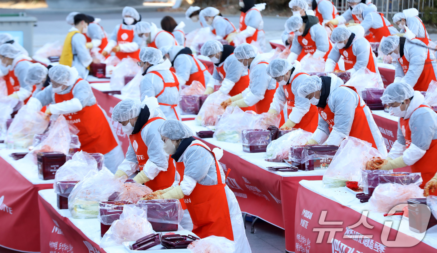 (부산=뉴스1) 윤일지 기자 = 3일 오전 부산 동래구 사직야구장 광장에서 열린 '2025 롯데 사랑 나눔 프로젝트 1만 포기 김장 담그기' 행사에서 부산지역 롯데그룹 21개 계열 …