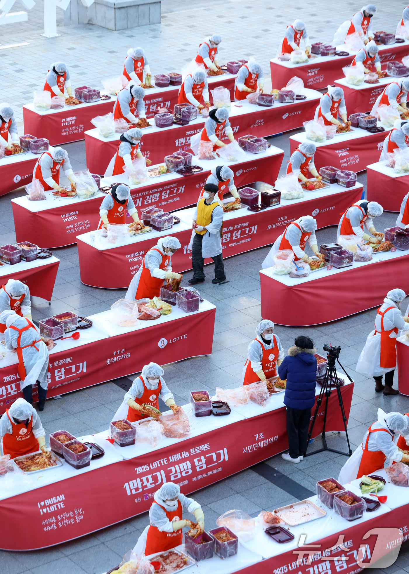 (부산=뉴스1) 윤일지 기자 = 3일 오전 부산 동래구 사직야구장 광장에서 열린 '2025 롯데 사랑 나눔 프로젝트 1만 포기 김장 담그기' 행사에서 부산지역 롯데그룹 21개 계열 …