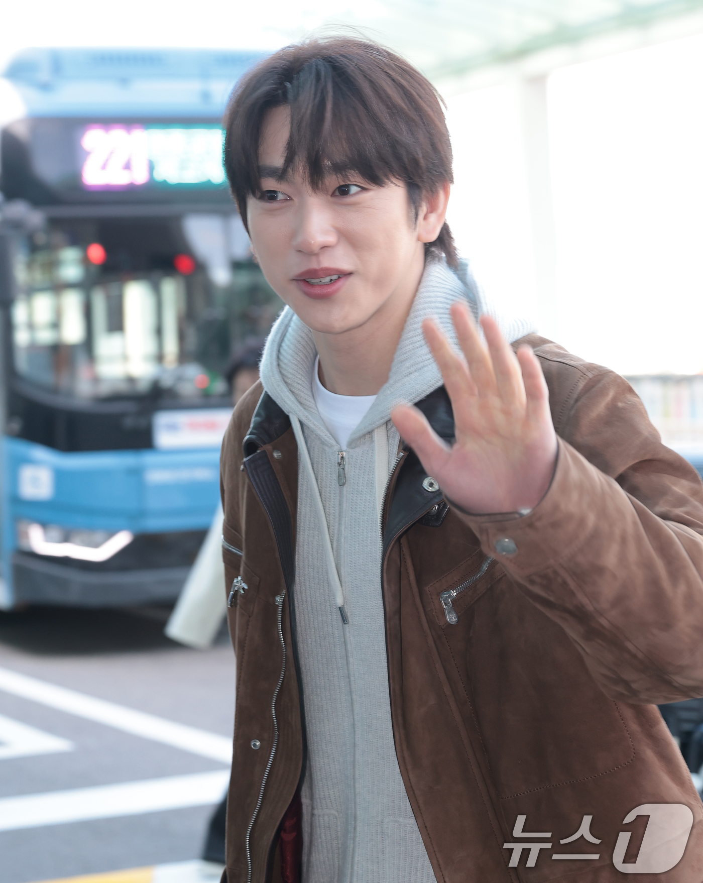 (인천공항=뉴스1) 권현진 기자 = 배우 박진영이 해외 일정을 위해 3일 인천국제공항을 통해 이탈리아 로마로 출국하고 있다.  2025.12.3/뉴스1