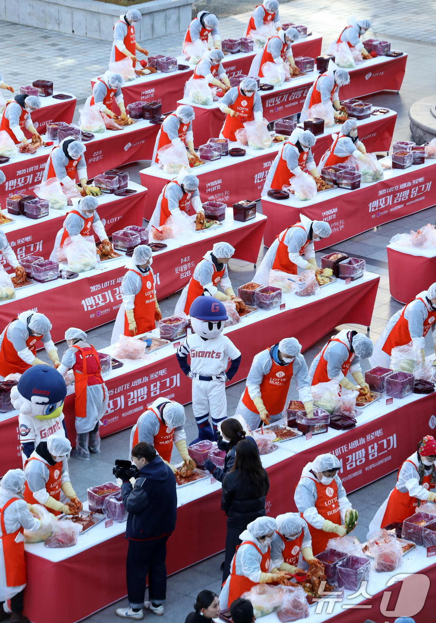 (부산=뉴스1) 윤일지 기자 = 3일 오전 부산 동래구 사직야구장 광장에서 열린 '2025 롯데 사랑 나눔 프로젝트 1만 포기 김장 담그기' 행사에서 부산지역 롯데그룹 21개 계열 …