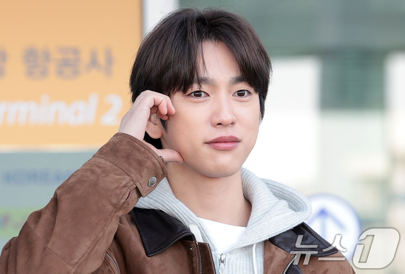 (인천공항=뉴스1) 권현진 기자 = 배우 박진영이 해외 일정을 위해 3일 인천국제공항을 통해 이탈리아 로마로 출국하고 있다.  2025.12.3/뉴스1