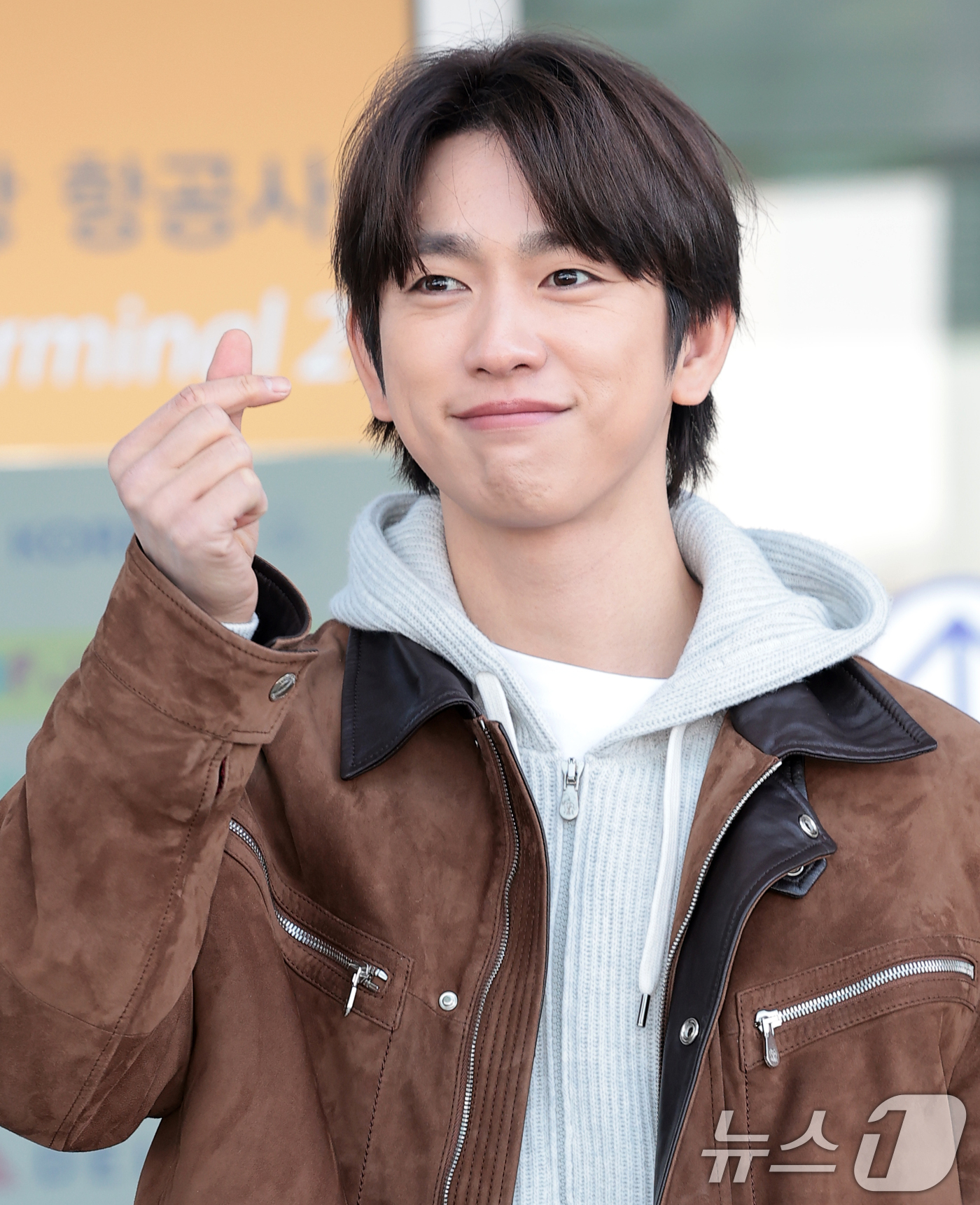 (인천공항=뉴스1) 권현진 기자 = 배우 박진영이 해외 일정을 위해 3일 인천국제공항을 통해 이탈리아 로마로 출국하고 있다.  2025.12.3/뉴스1