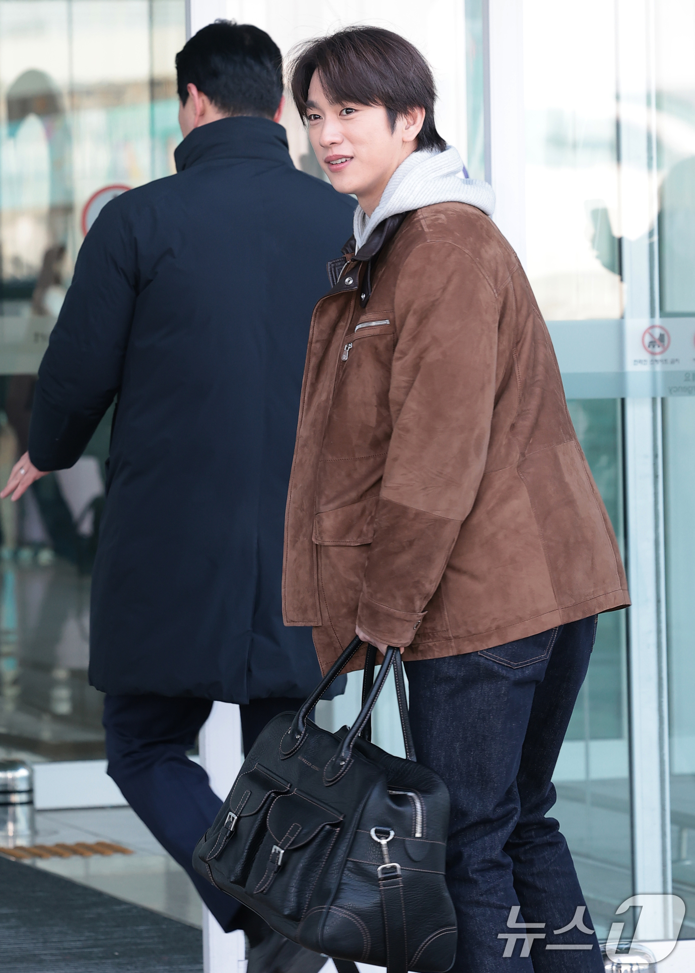 (인천공항=뉴스1) 권현진 기자 = 배우 박진영이 해외 일정을 위해 3일 인천국제공항을 통해 이탈리아 로마로 출국하고 있다.  2025.12.3/뉴스1