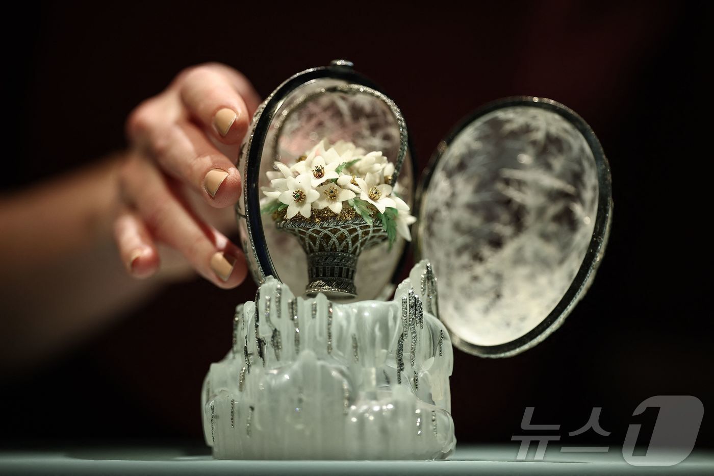 본문 이미지 - 1913년 러시아 황제 니콜라이 2세가 어머니에게 부활절 선물로 의뢰하여 제작한 파베르제의 작품 &#34;겨울 달걀&#34;이 지난달 27일&#40;현지시간&#41; 영국 런던 크리스티 경매장에서 미디어 프리뷰로 전시되고 있다. 2025.11.27. ⓒ AFP=뉴스1 ⓒ News1 이정환 기자