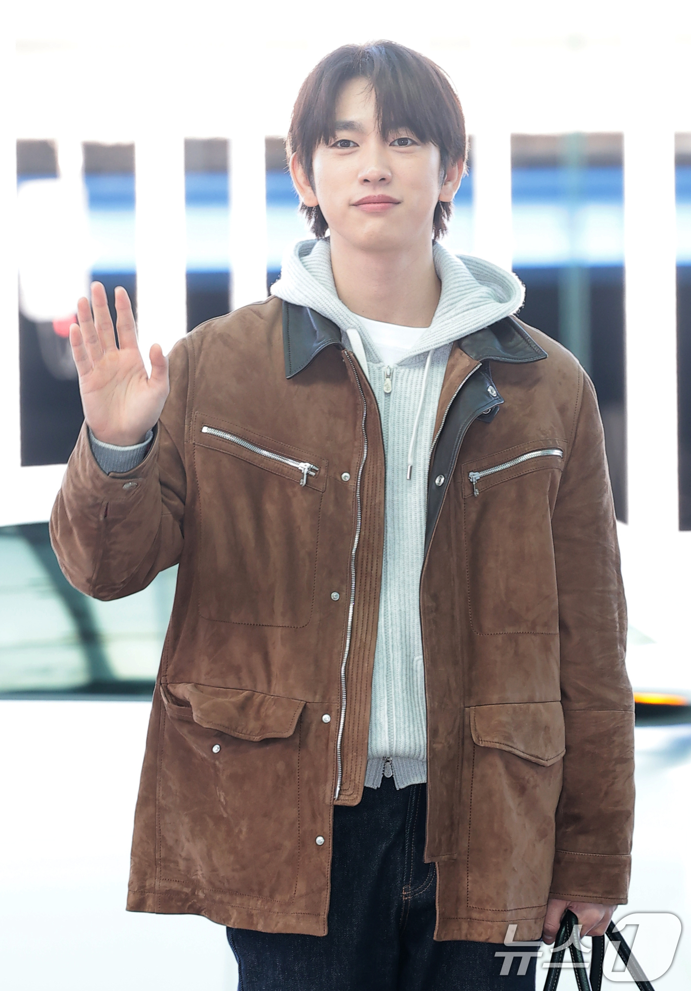 (인천공항=뉴스1) 권현진 기자 = 배우 박진영이 해외 일정을 위해 3일 인천국제공항을 통해 이탈리아 로마로 출국하고 있다.  2025.12.3/뉴스1