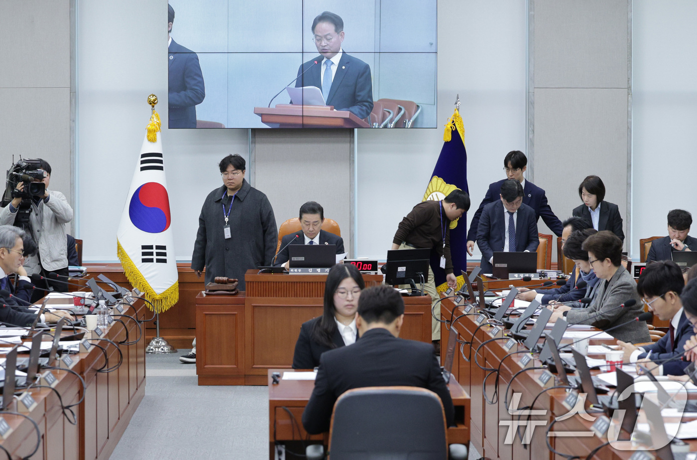 (서울=뉴스1) 신웅수 기자 = 3일 서울 여의도 국회에서 열린 국회운영위원회에서 전체회의에서 김병기 위원장 뒤쪽 공간으로 의원 비서들이 이동하고 있다.이날 국회운영위원회 출입 시 …