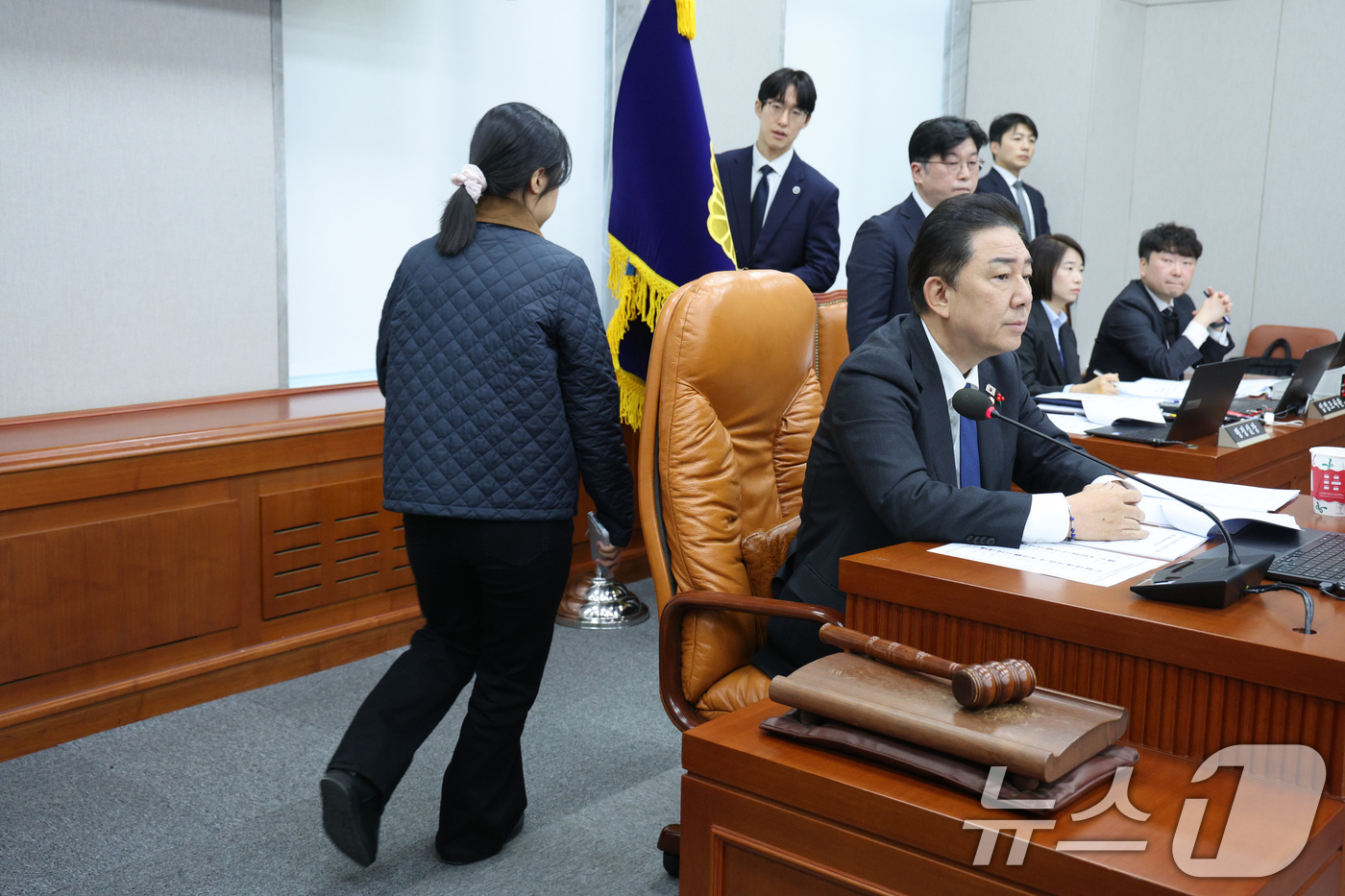 (서울=뉴스1) 신웅수 기자 = 3일 서울 여의도 국회에서 열린 국회운영위원회에서 전체회의에서 의원 실 비서가 김병기 위원장 뒤쪽 공간으로 이동하자 바라보고 있다.이날 국회운영위원 …