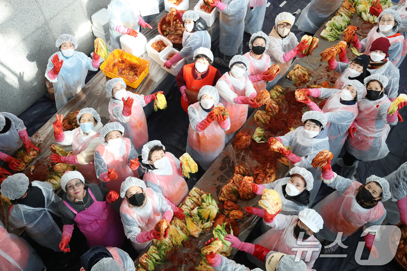 (대구=뉴스1) 공정식 기자 = 3일 오전 대구 서구문화회관에서 열린 사랑의 김장 나눔 행사에서 서구여성단체협의회 등 봉사자들이 김장김치 양념을 버무리고 있다.이날 담근 김장김치는 …