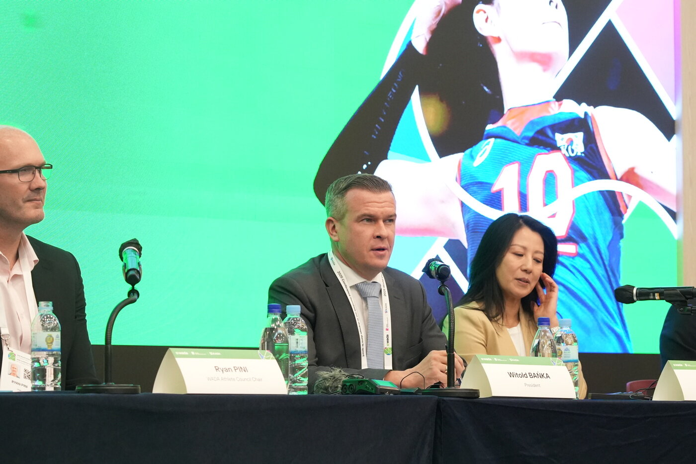 본문 이미지 - 반카 회장이 전 세계 미디어를 대상으로 기자회견을 진행하고 있다. &#40;KADA 회장&#41;