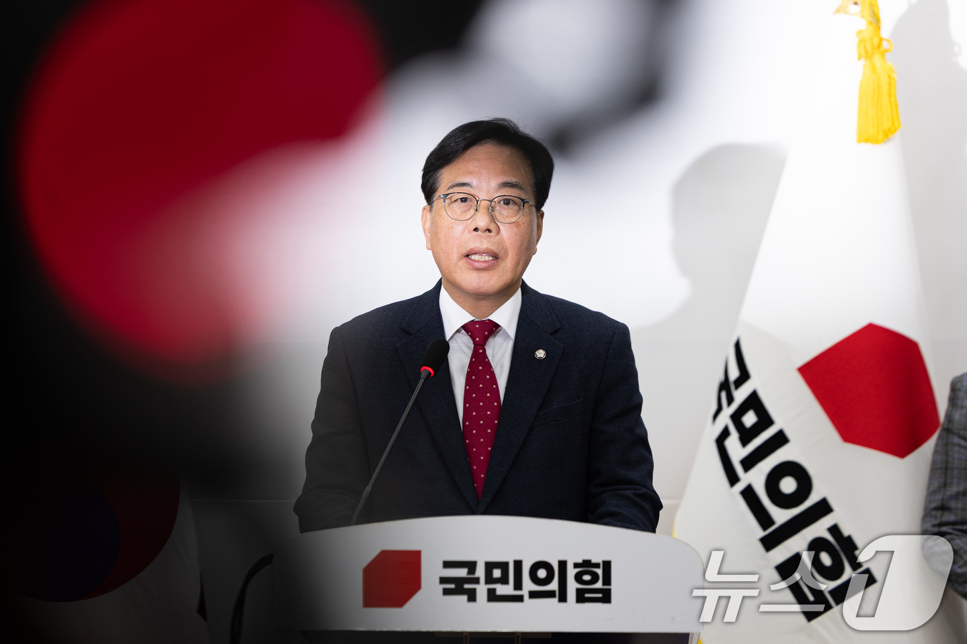 (서울=뉴스1) 유승관 기자 = 송언석 국민의힘 원내대표가 3일 서울 여의도 국회에서 기자회견을 하고 있다. 2025.12.3/뉴스1