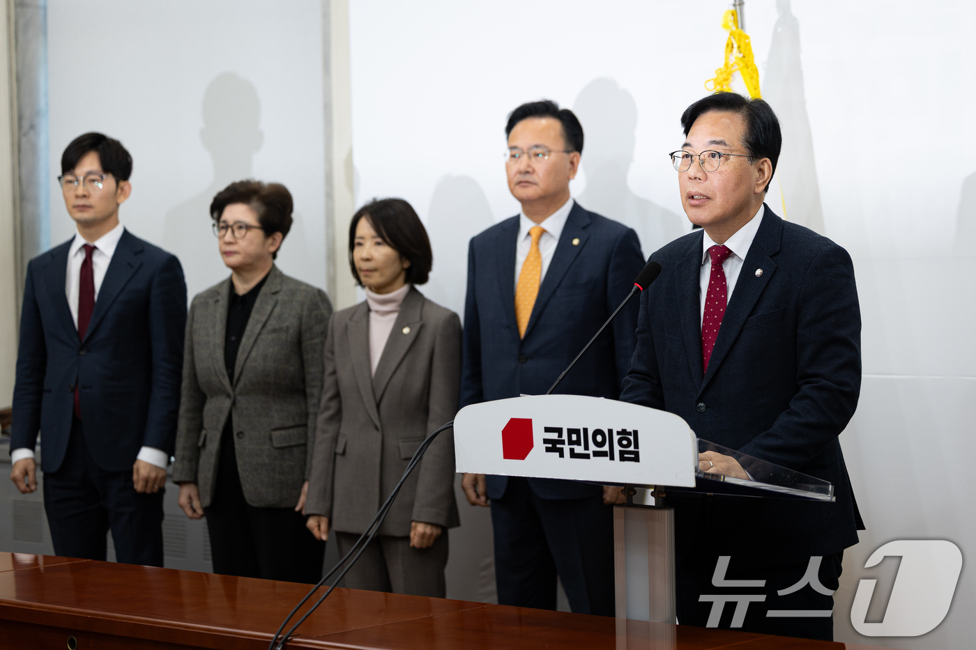 (서울=뉴스1) 유승관 기자 = 송언석 국민의힘 원내대표가 3일 서울 여의도 국회에서 기자회견을 하고 있다. 2025.12.3/뉴스1