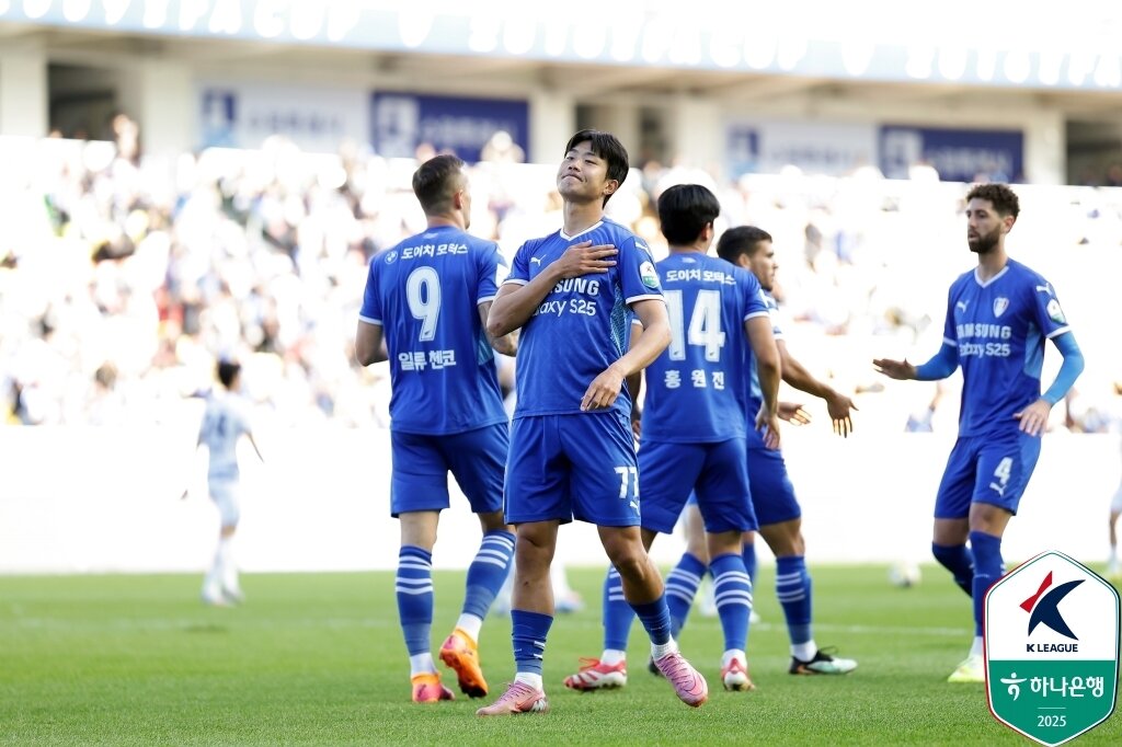 본문 이미지 - 수원 삼성도 2차전 제주 원정을 앞두고 이틀 전 비행기를 탄다.&#40;한국프로축구연맹 제공&#41; 