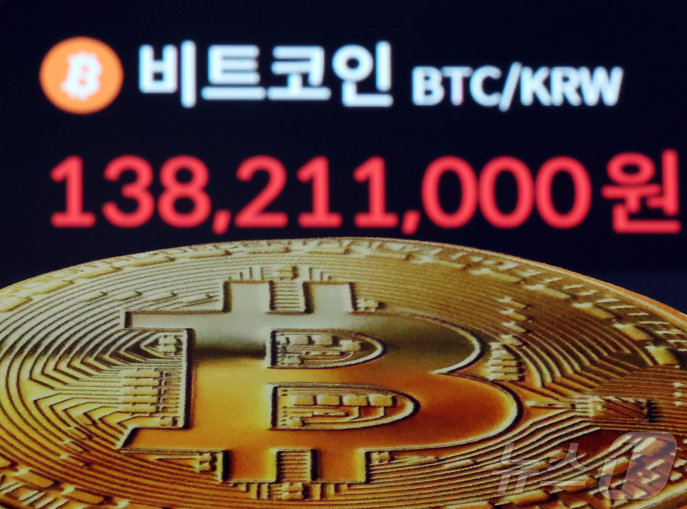 (서울=뉴스1) 김진환 기자 = 3일 서울 강남구 빗썸 라운지 전광판에 비트코인 시세가 나타나고 있다.비트코인은 기술주 중심의 뉴욕증시 상승의 영향과 미국 연방준비제도(Fed·연준 …