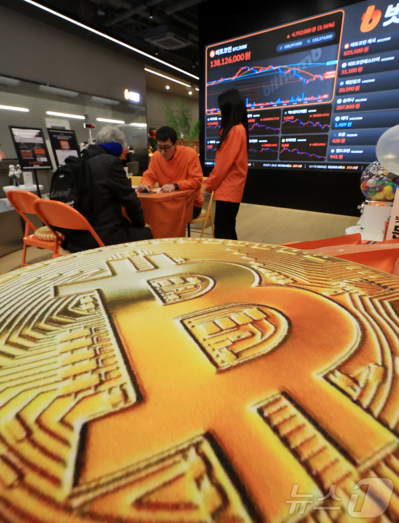 (서울=뉴스1) 김진환 기자 = 3일 서울 강남구 빗썸 라운지 전광판에 비트코인 시세가 나타나고 있다.비트코인은 기술주 중심의 뉴욕증시 상승의 영향과 미국 연방준비제도(Fed·연준 …