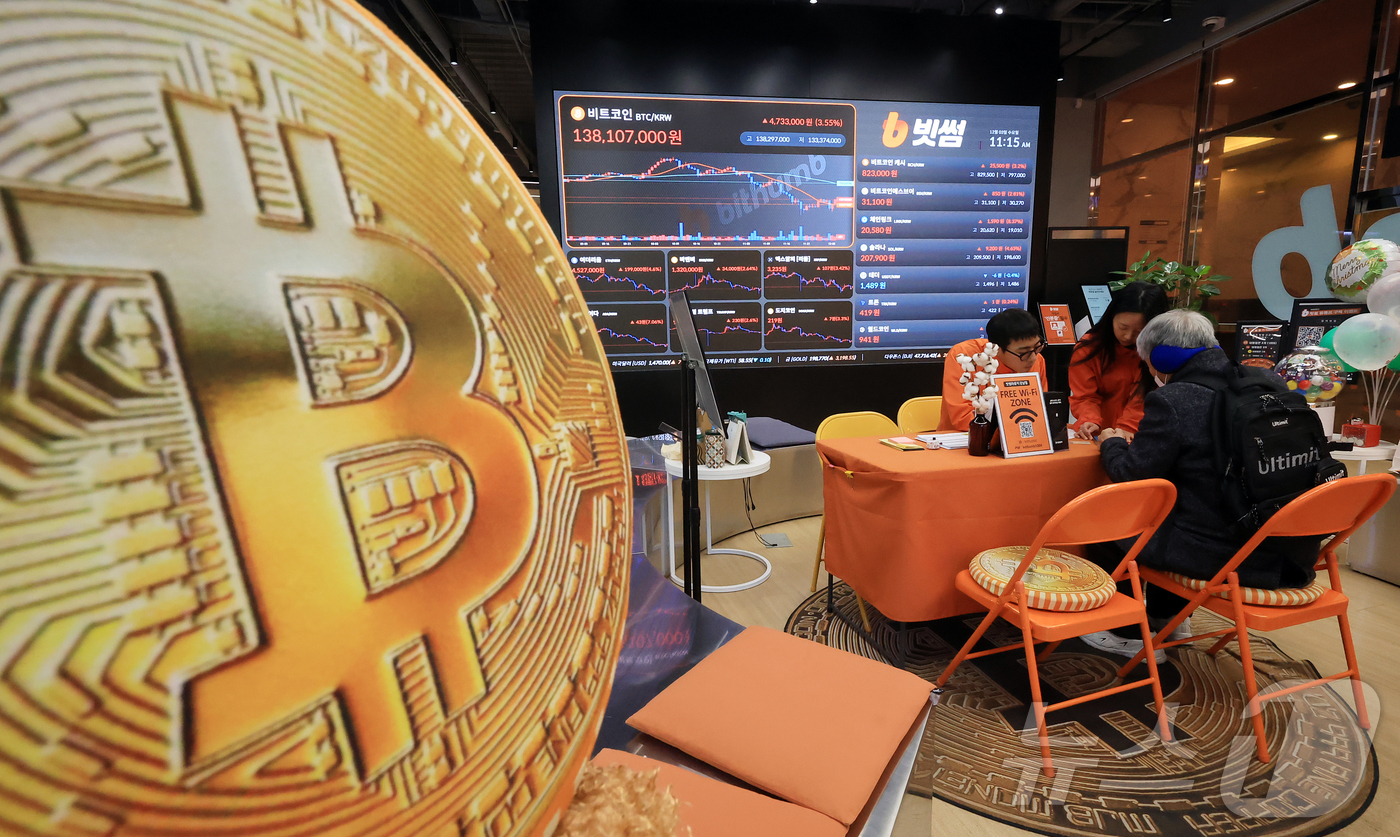 (서울=뉴스1) 김진환 기자 = 3일 서울 강남구 빗썸 라운지 전광판에 비트코인 시세가 나타나고 있다.비트코인은 기술주 중심의 뉴욕증시 상승의 영향과 미국 연방준비제도(Fed·연준 …