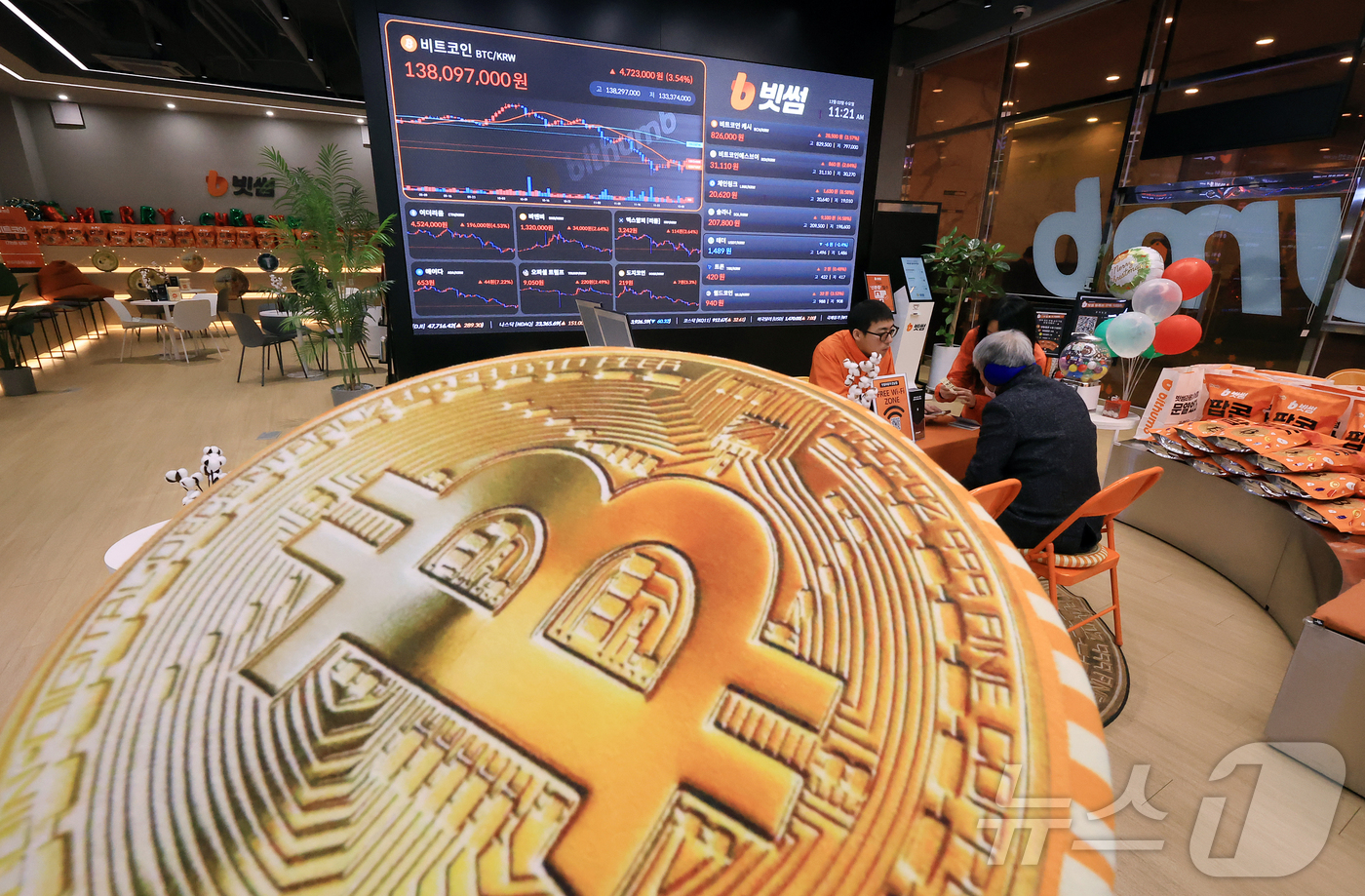 (서울=뉴스1) 김진환 기자 = 3일 서울 강남구 빗썸 라운지 전광판에 비트코인 시세가 나타나고 있다.비트코인은 기술주 중심의 뉴욕증시 상승의 영향과 미국 연방준비제도(Fed·연준 …