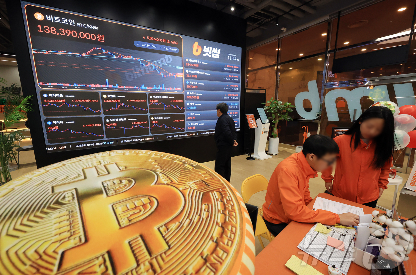 (서울=뉴스1) 김진환 기자 = 3일 서울 강남구 빗썸 라운지 전광판에 비트코인 시세가 나타나고 있다.비트코인은 기술주 중심의 뉴욕증시 상승의 영향과 미국 연방준비제도(Fed·연준 …