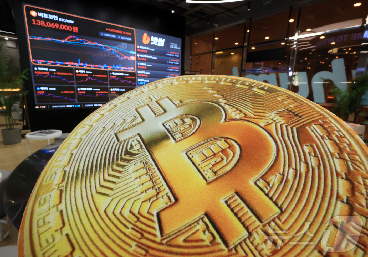 (서울=뉴스1) 김진환 기자 = 3일 서울 강남구 빗썸 라운지 전광판에 비트코인 시세가 나타나고 있다.비트코인은 기술주 중심의 뉴욕증시 상승의 영향과 미국 연방준비제도(Fed·연준 …