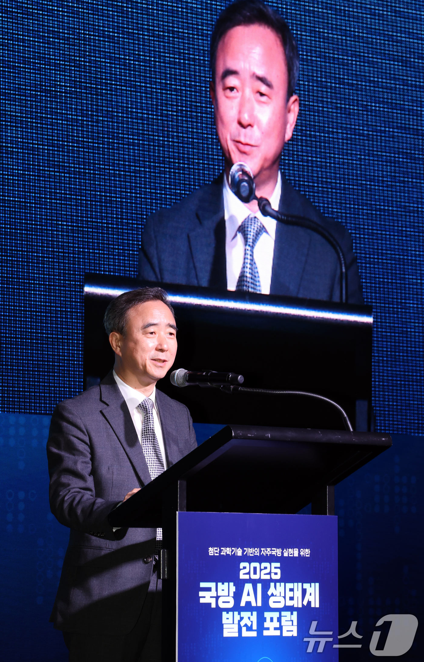 (서울=뉴스1) 이호윤 기자 = 임문영 국가인공지능전략위원회 부위원장이 3일 서울 용산구 그랜드하얏트에서 열린 2025 국방 AI 생태계 발전 포럼에서 축사를 하고 있다. 2025 …