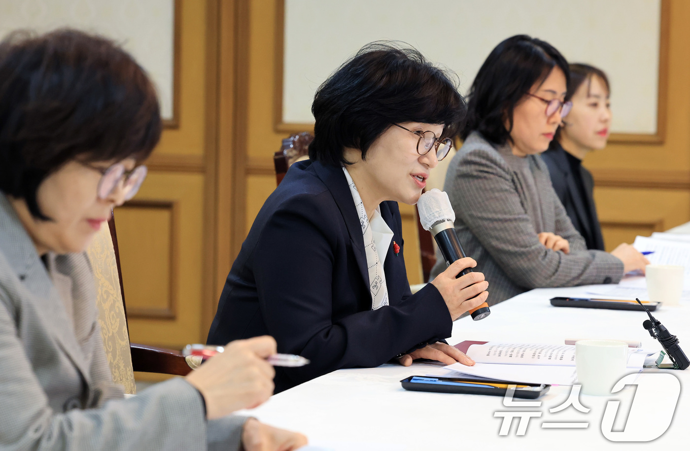 (서울=뉴스1) 임세영 기자 = 원민경 성평등가족부 장관이 3일 서울 종로구 정부서울청사에서 열린 금융분야 여성 임원 현장 소통 간담회에서 인사말을 하고 있다. 2025.12.3/ …