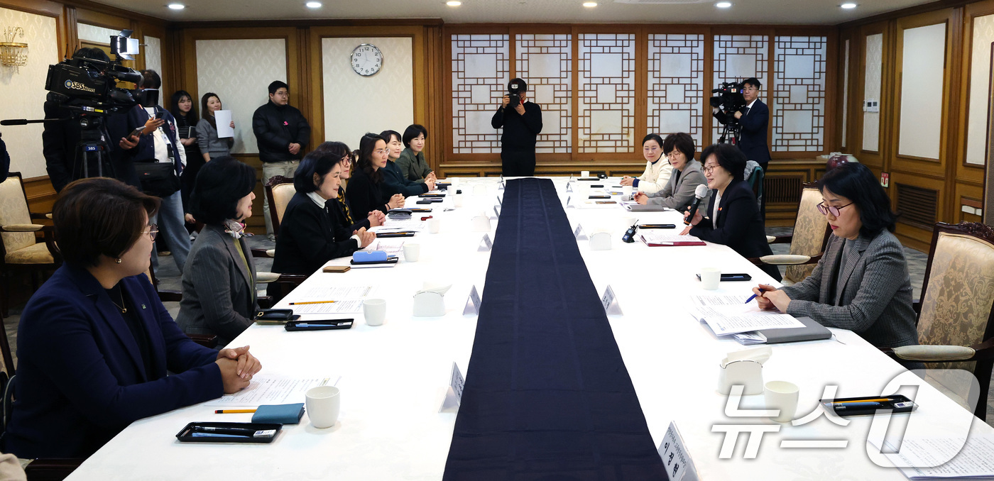 (서울=뉴스1) 임세영 기자 = 원민경 성평등가족부 장관이 3일 서울 종로구 정부서울청사에서 열린 금융분야 여성 임원 현장 소통 간담회에서 인사말을 하고 있다. 2025.12.3/ …