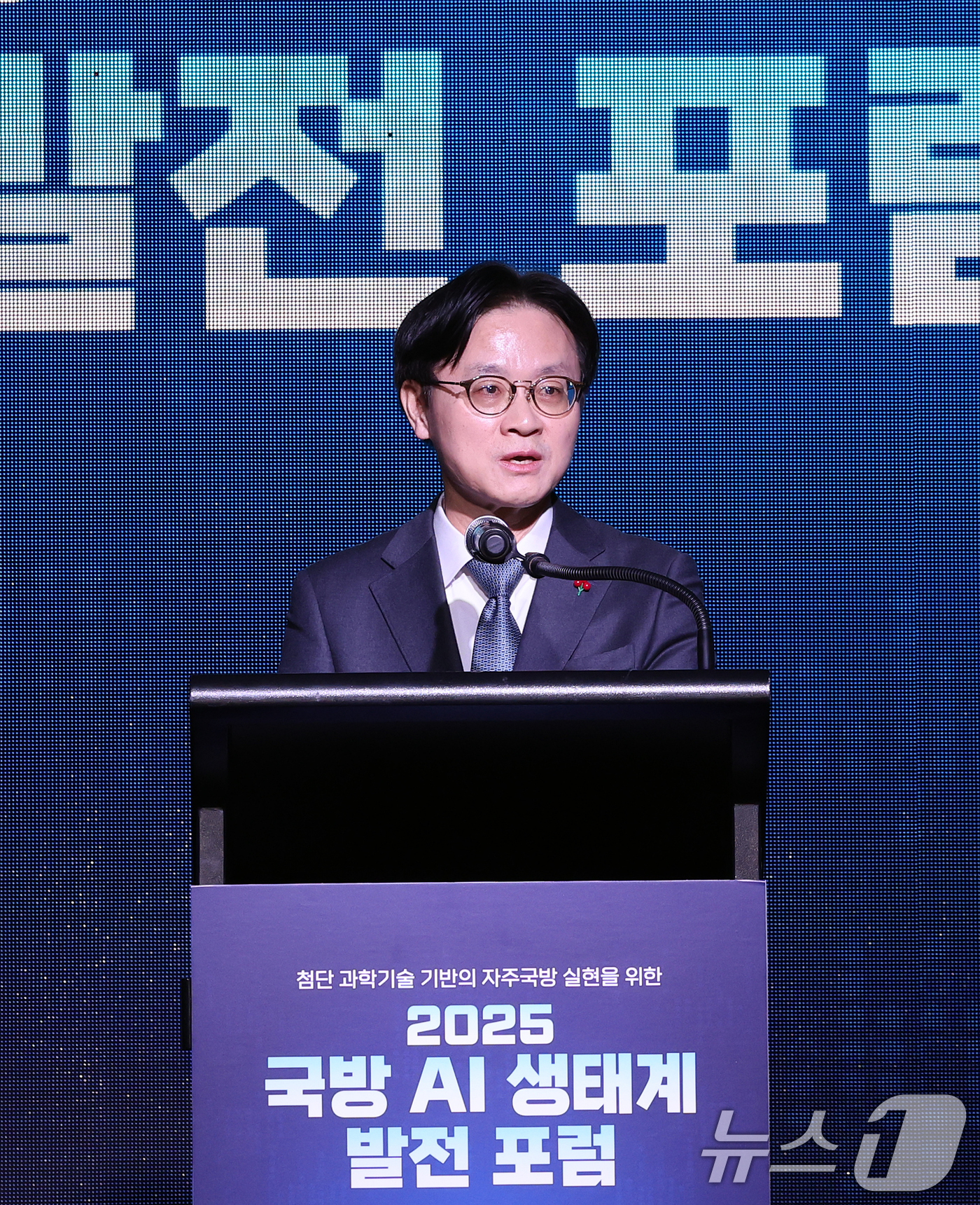 (서울=뉴스1) 이호윤 기자 = 김정관 산업통상부 장관이 3일 서울 용산구 그랜드하얏트에서 열린 2025 국방 AI 생태계 발전 포럼에서 축사를 하고 있다. 2025.12.3/뉴스 …