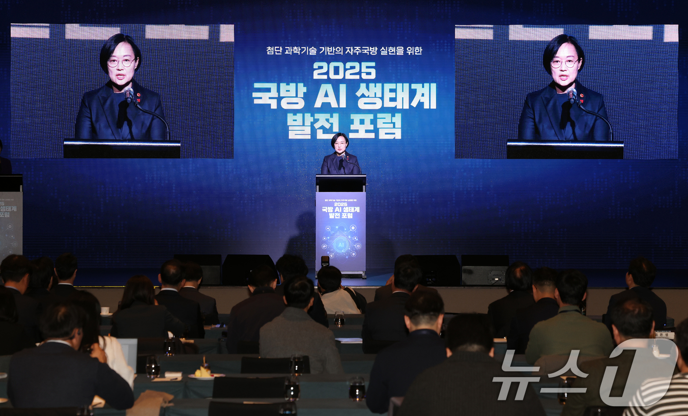(서울=뉴스1) 이호윤 기자 = 한성숙 중소벤처기업부 장관이 3일 서울 용산구 그랜드하얏트에서 열린 2025 국방 AI 생태계 발전 포럼에서 축사를 하고 있다. 2025.12.3/ …