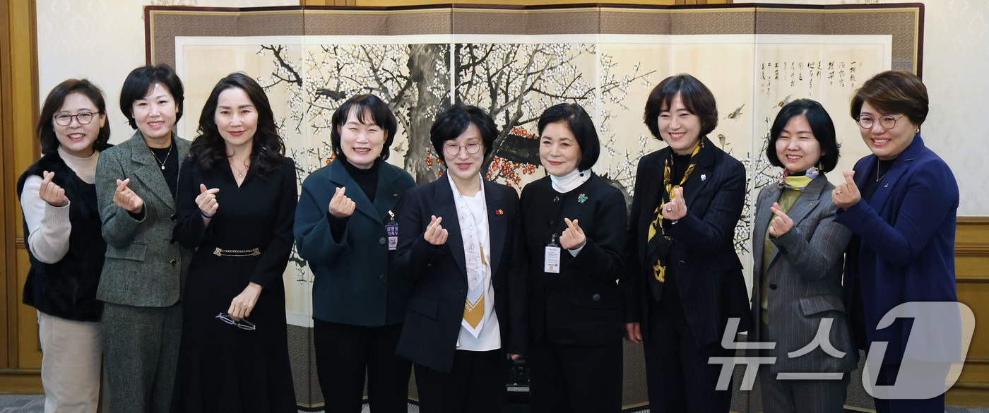 (서울=뉴스1) 임세영 기자 = 원민경 성평등가족부 장관이 3일 서울 종로구 정부서울청사에서 열린 금융분야 여성 임원 현장 소통 간담회에서 참석자들과 기념촬영을 하고 있다. 202 …