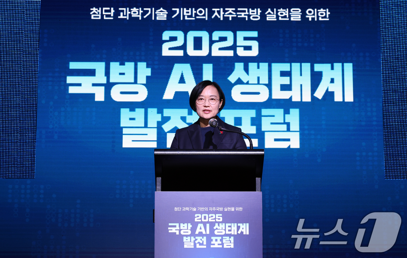 (서울=뉴스1) 이호윤 기자 = 한성숙 중소벤처기업부 장관이 3일 서울 용산구 그랜드하얏트에서 열린 2025 국방 AI 생태계 발전 포럼에서 축사를 하고 있다. 2025.12.3/ …