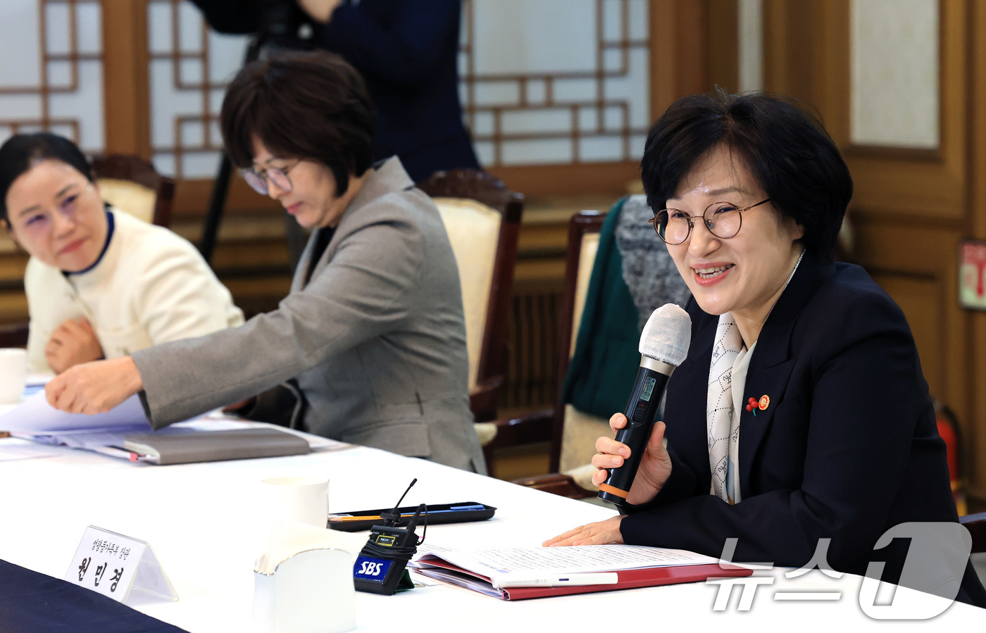 (서울=뉴스1) 임세영 기자 = 원민경 성평등가족부 장관이 3일 서울 종로구 정부서울청사에서 열린 금융분야 여성 임원 현장 소통 간담회에서 인사말을 하고 있다. 2025.12.3/ …