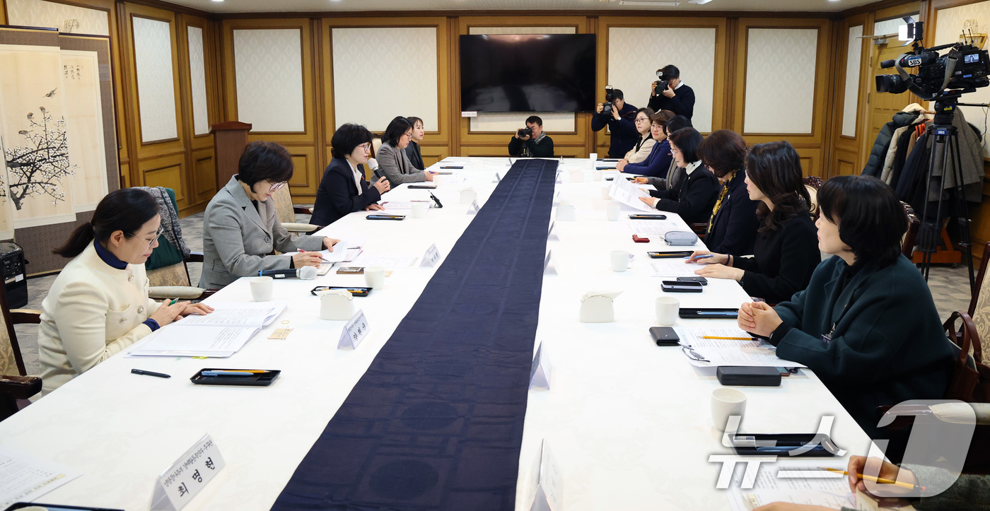 (서울=뉴스1) 임세영 기자 = 원민경 성평등가족부 장관이 3일 서울 종로구 정부서울청사에서 열린 금융분야 여성 임원 현장 소통 간담회에서 인사말을 하고 있다. 2025.12.3/ …