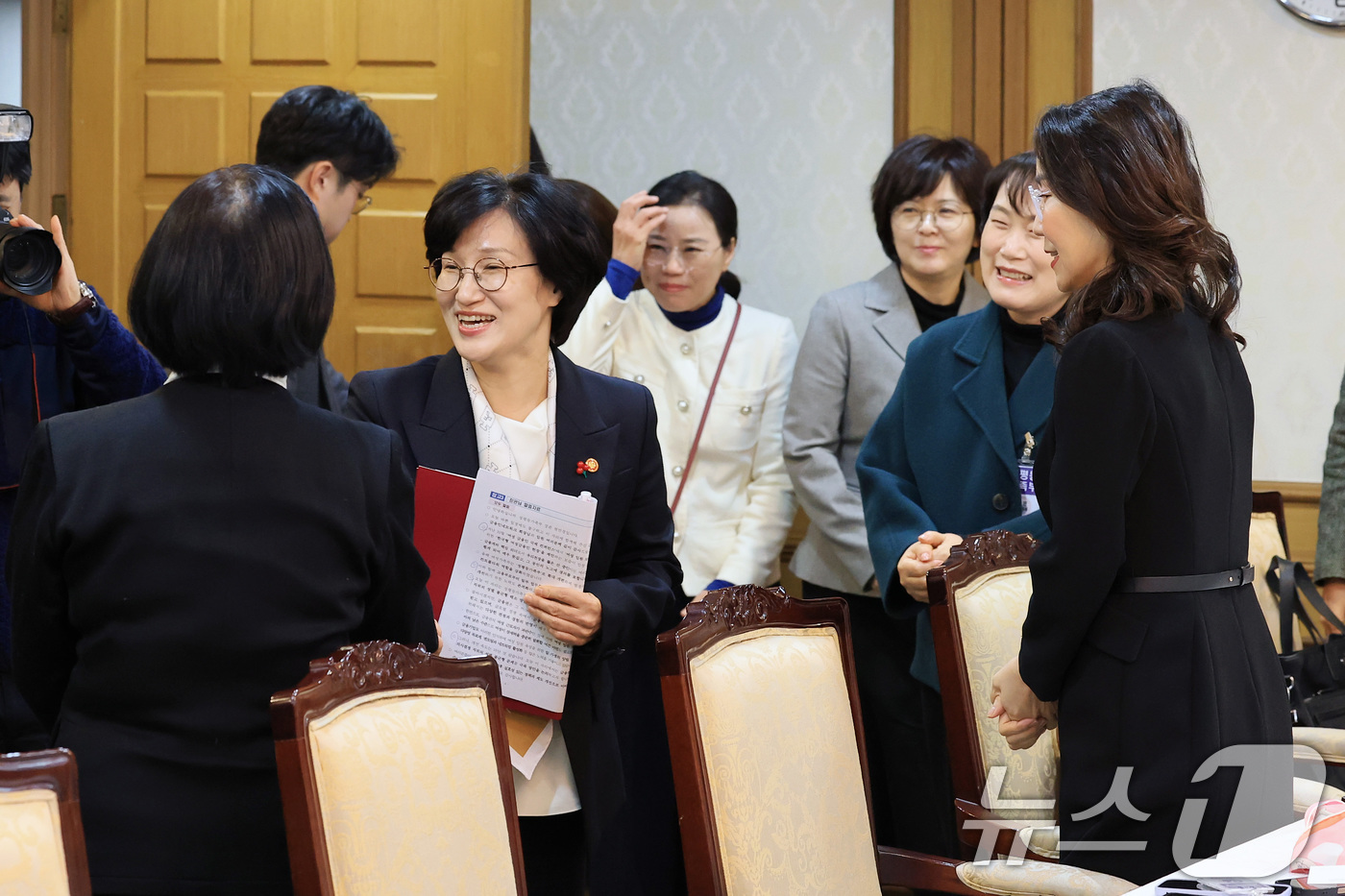 (서울=뉴스1) 임세영 기자 = 원민경 성평등가족부 장관이 3일 서울 종로구 정부서울청사에서 열린 금융분야 여성 임원 현장 소통 간담회에서 참석자들과 이야기를 나누고 있다. 202 …