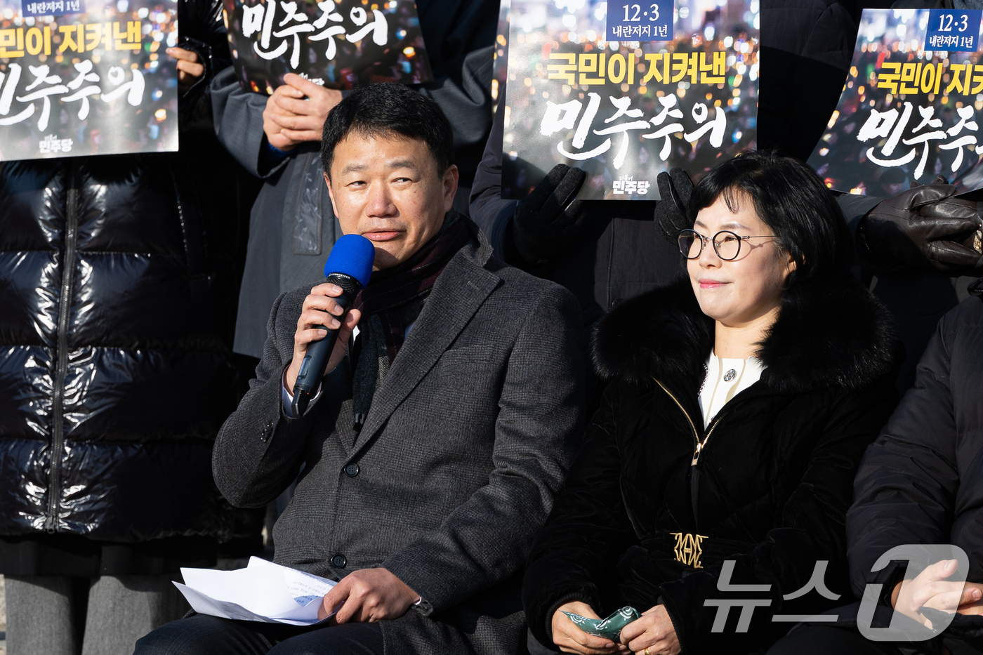 (서울=뉴스1) 유승관 기자 = 비상계엄 당시 계엄군 저지에 나섰던 이금규 변호사가 3일 서울 여의도 국회 본청 앞 계단에서 열린 더불어민주당 12.3 내란 저지 1년 현장 최고위 …