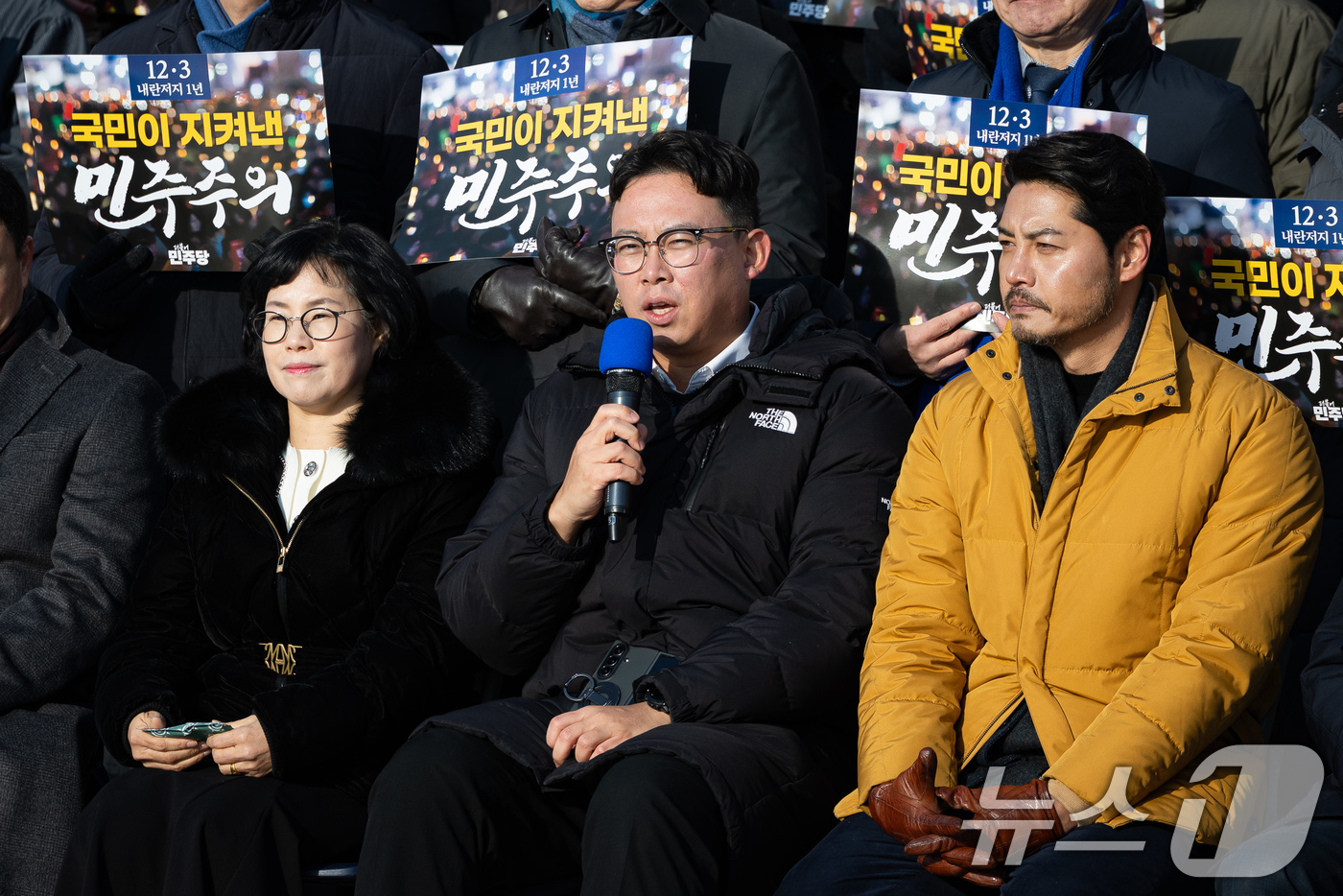 (서울=뉴스1) 유승관 기자 = 비상계엄 당시 계엄군 저지에 나섰던 도희석씨가 3일 서울 여의도 국회 본청 앞 계단에서 열린 더불어민주당 12.3 내란 저지 1년 현장 최고위원회의 …