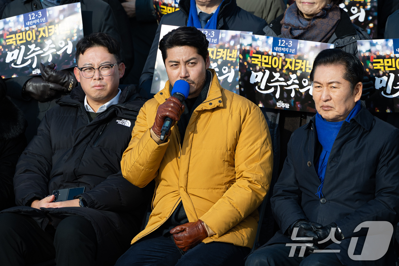 (서울=뉴스1) 유승관 기자 = 비상계엄 당시 707출신으로 계엄군 설득에 나섰던 배우 이관훈씨가 3일 서울 여의도 국회 본청 앞 계단에서 열린 더불어민주당 12.3 내란 저지 1 …