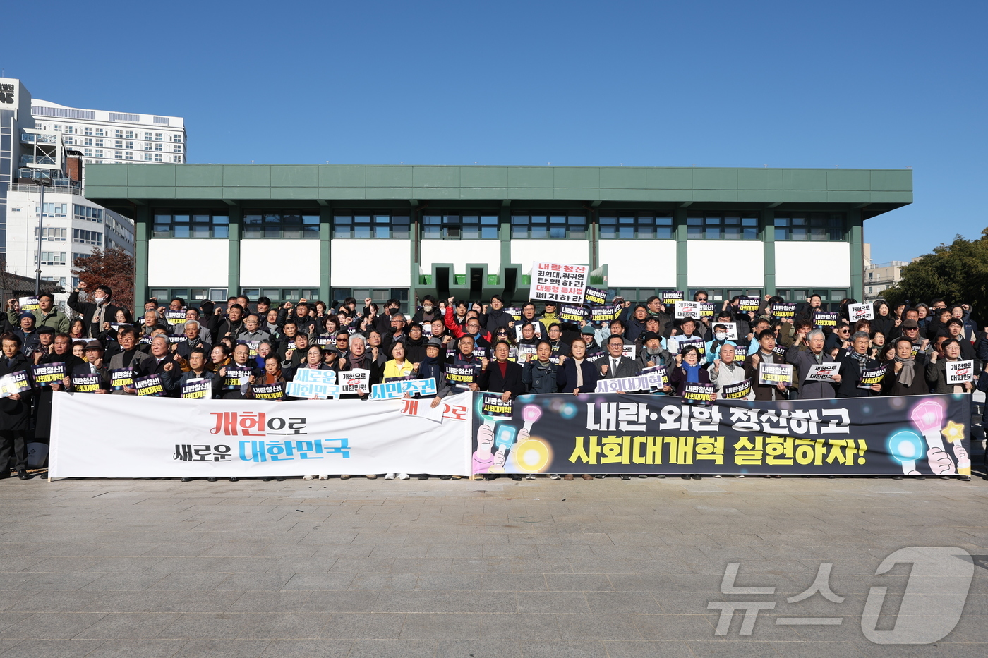 (광주=뉴스1) 이승현 기자 = 광주시와 시민사회 등으로 구성된 \'빛의 혁명 1년, 내란외환종식과 사회대개혁을 염원하는 광주공동체\'가 3일 광주 동구 5·18민주광장에서 기자회 …