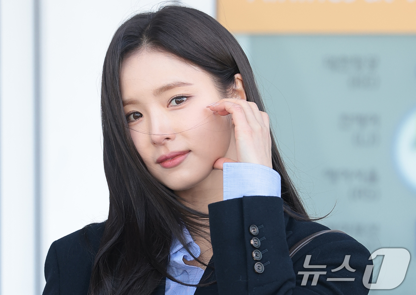 (인천공항=뉴스1) 권현진 기자 = 배우 신세경이 해외 일정을 위해 3일 인천국제공항을 통해 이탈리아 로마로 출국하기 전 볼하트를 하고 있다. 2025.12.3/뉴스1