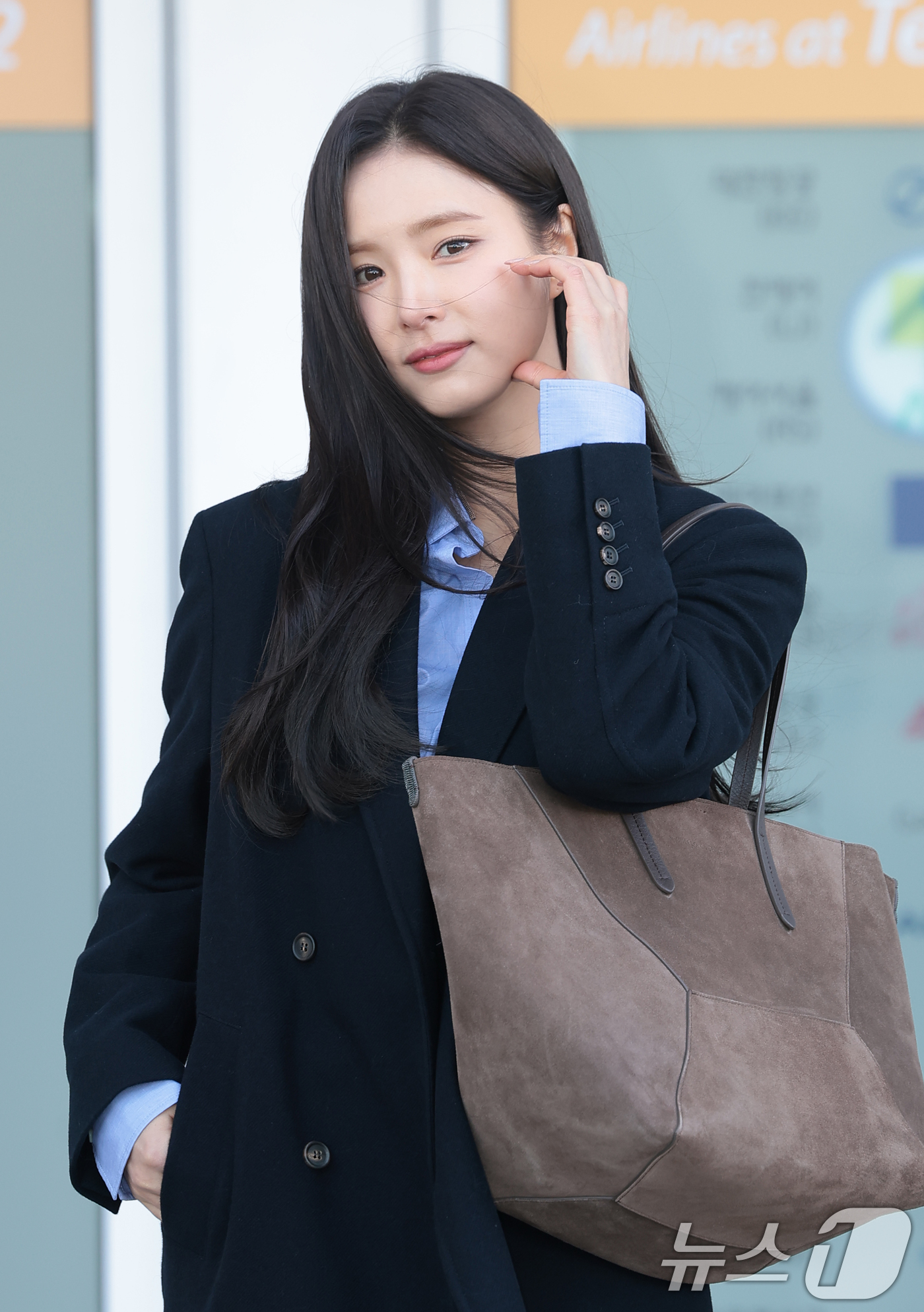 (인천공항=뉴스1) 권현진 기자 = 배우 신세경이 해외 일정을 위해 3일 인천국제공항을 통해 이탈리아 로마로 출국하고 있다. 2025.12.3/뉴스1