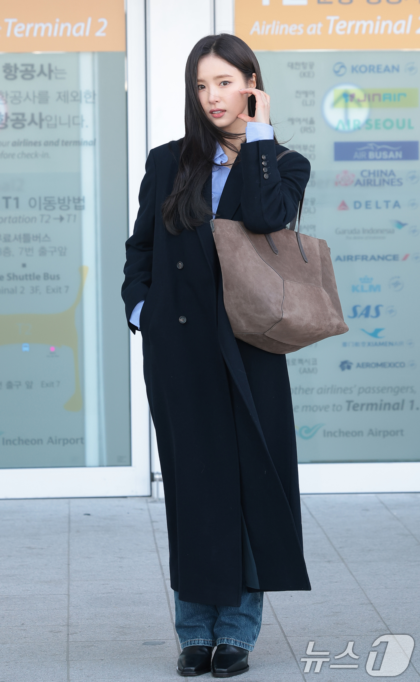 (인천공항=뉴스1) 권현진 기자 = 배우 신세경이 해외 일정을 위해 3일 인천국제공항을 통해 이탈리아 로마로 출국하고 있다. 2025.12.3/뉴스1