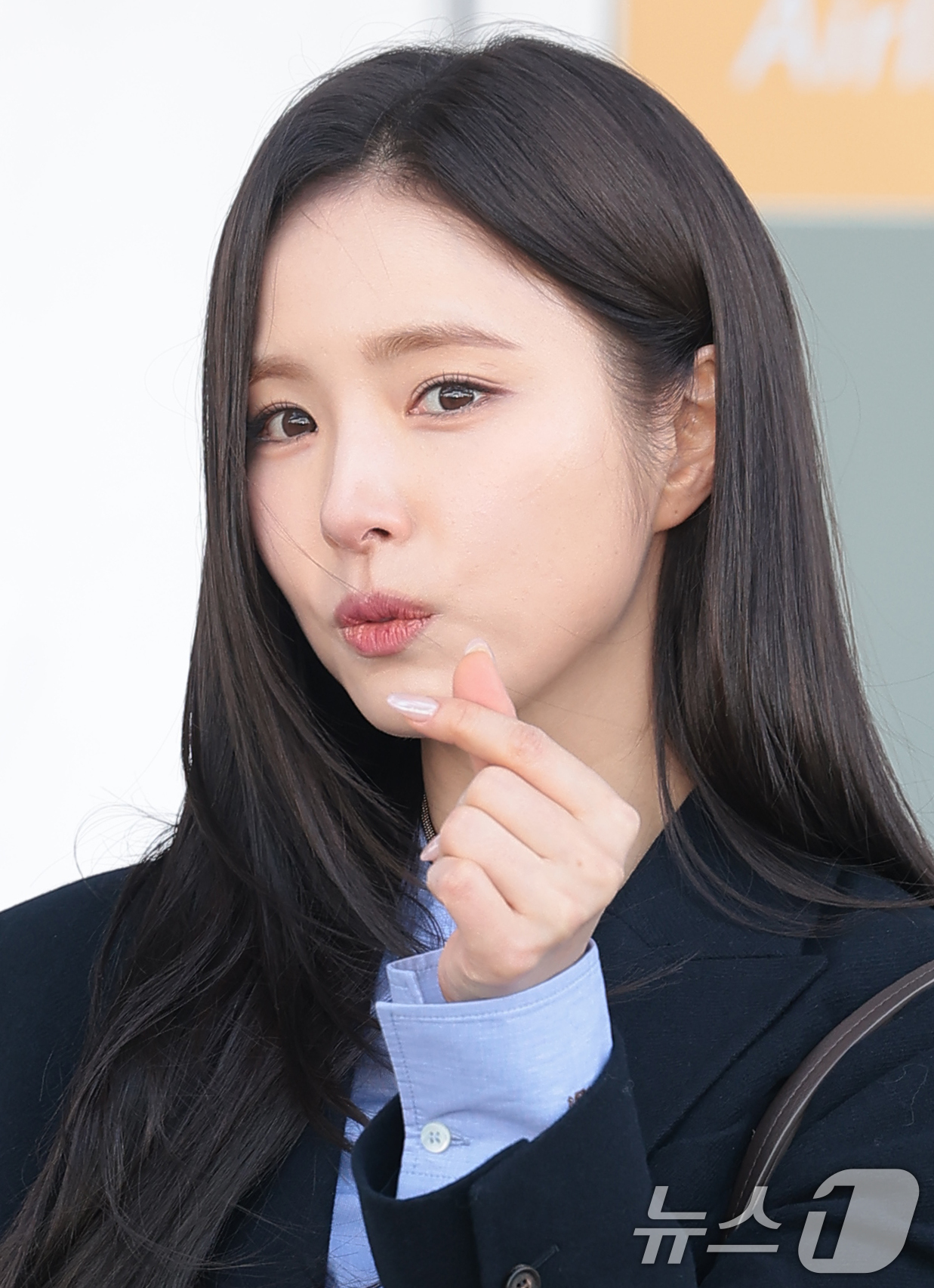 (인천공항=뉴스1) 권현진 기자 = 배우 신세경이 해외 일정을 위해 3일 인천국제공항을 통해 이탈리아 로마로 출국하기 전 인사를 하고 있다. 2025.12.3/뉴스1