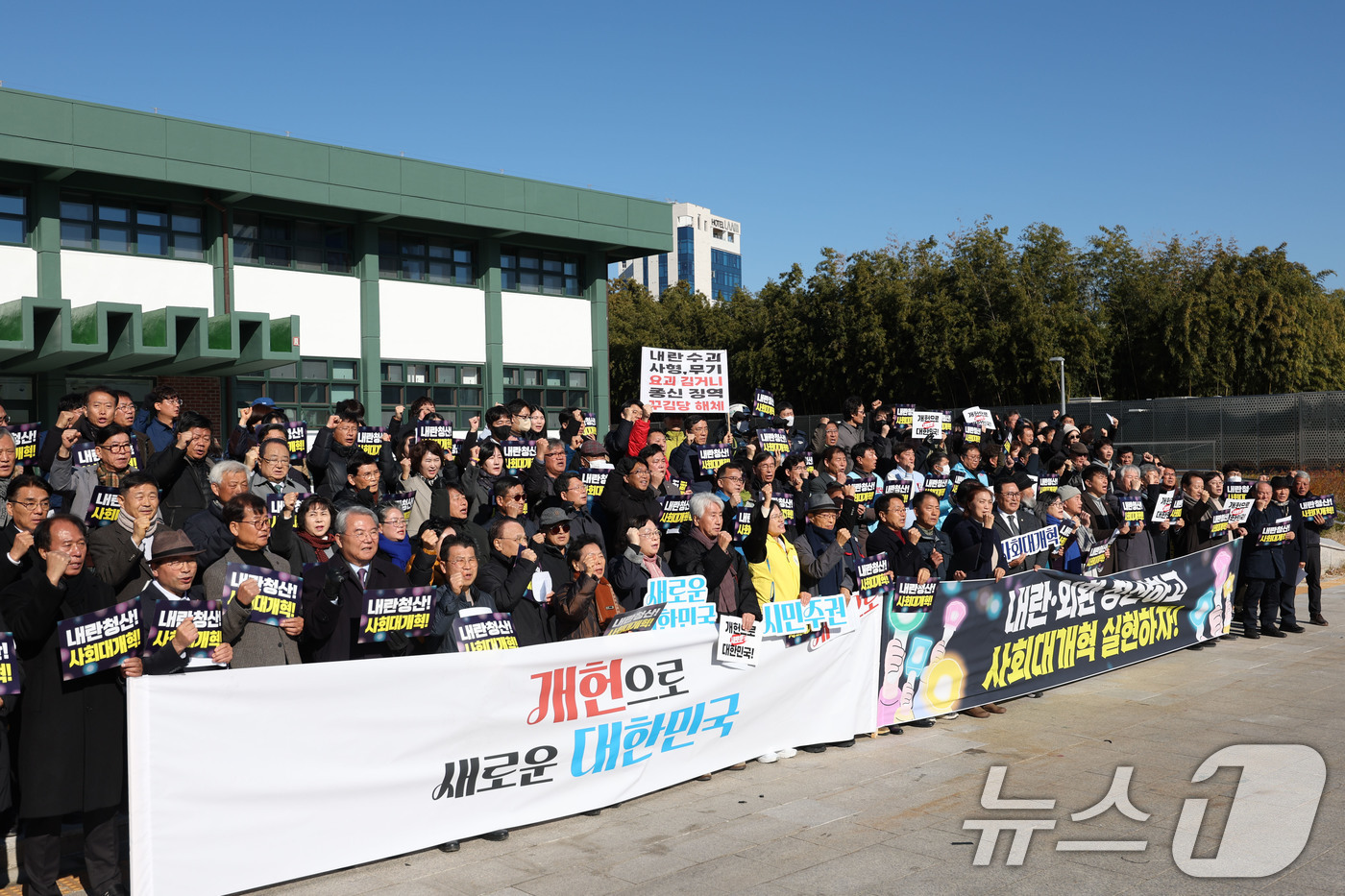 (광주=뉴스1) 이승현 기자 = 광주시와 시민사회 등으로 구성된 '빛의 혁명 1년, 내란외환종식과 사회대개혁을 염원하는 광주공동체'가 3일 광주 동구 5·18민주광장에서 기자회견을 …