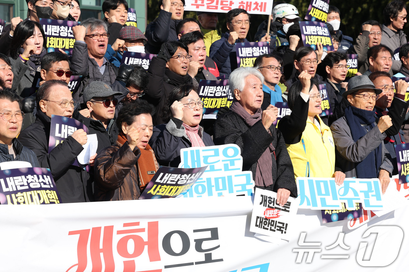 (광주=뉴스1) 이승현 기자 = 광주시와 시민사회 등으로 구성된 '빛의 혁명 1년, 내란외환종식과 사회대개혁을 염원하는 광주공동체'가 3일 광주 동구 5·18민주광장에서 기자회견을 …