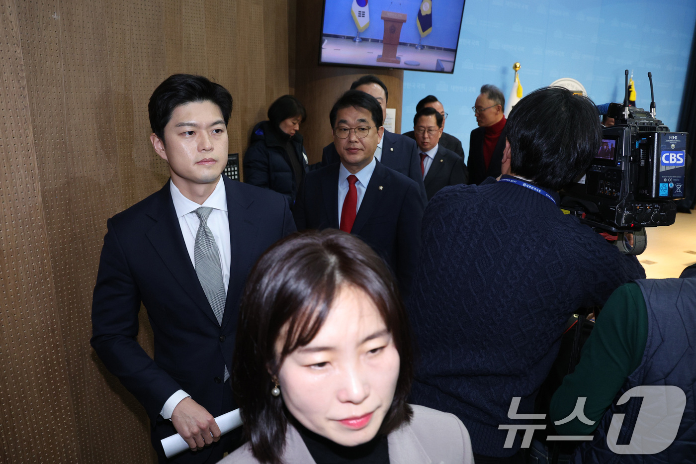 (서울=뉴스1) 신웅수 기자 = 김용태 의원을 비롯한 국민의힘 초·재선 의원들이 3일 서울 여의도 국회 소통관에서 가진 비상계엄 1년 성찰과 반성 기자회견을 마친 후 회견장을 나서 …