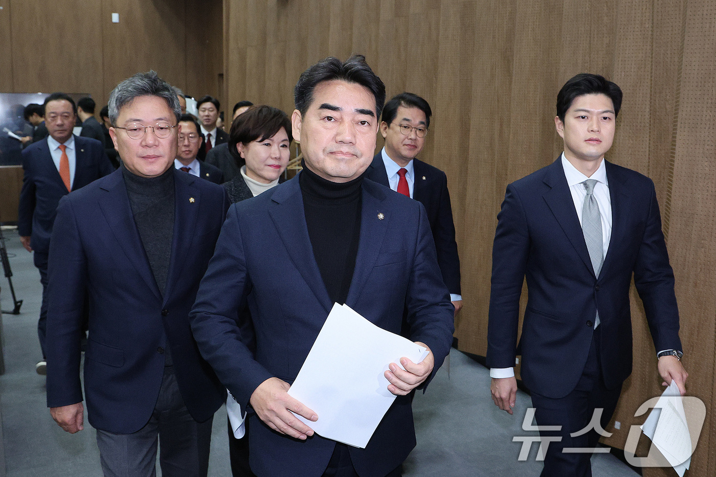 (서울=뉴스1) 신웅수 기자 = 이성권 의원을 비롯한 국민의힘 초·재선 의원들이 3일 서울 여의도 국회 소통관에서 가진 비상계엄 1년 성찰과 반성 기자회견에 참석하고 있다. 202 …